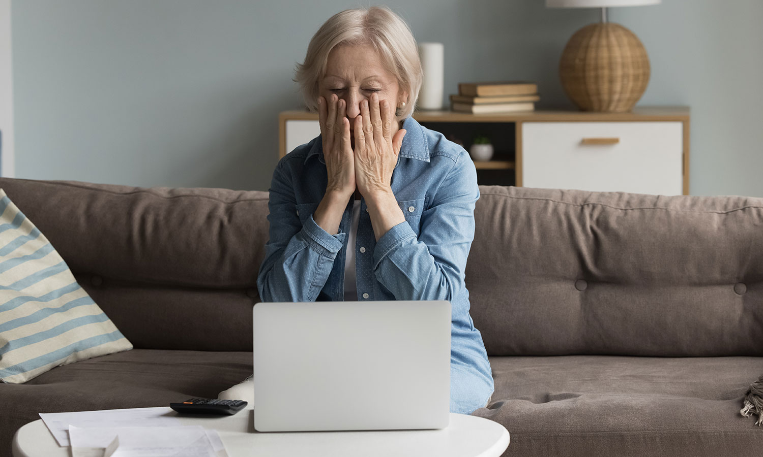 Zmylił ją jeden dokument. Zamiast zarobić, wpadła jak śliwka w kompot