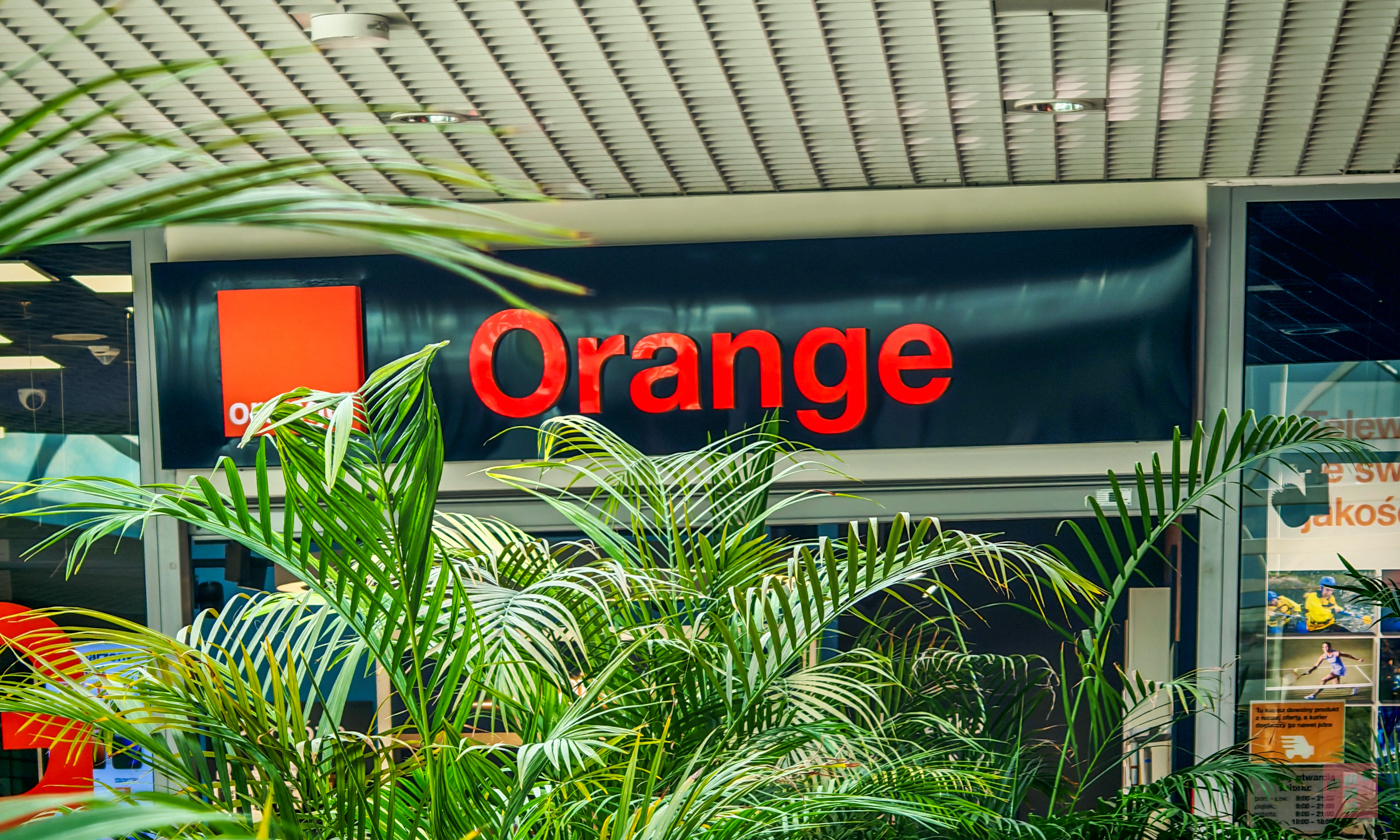 Orange rozdaje Internet i telewizję na wiosnę, a do tego tanie smartfony