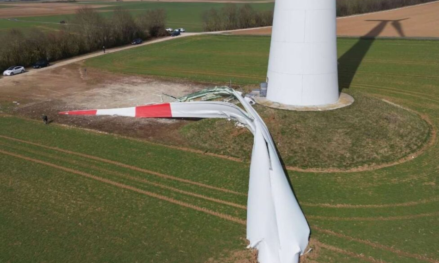 Urwała się łopata turbiny wiatrowej. 60-metrowy kolos upadł przy drodze