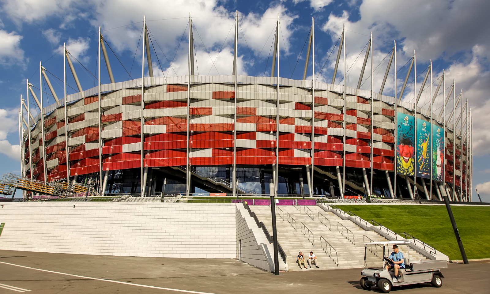 Koniec z brakiem zasięgu na Narodowym. Play odpala potężne 5G