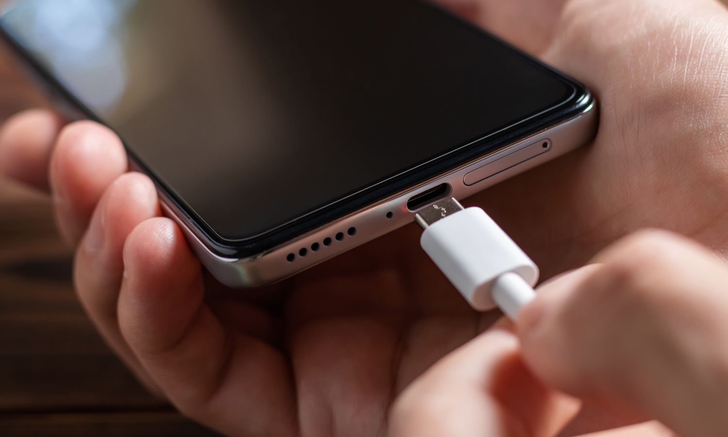 Google szybciej naładuje nam smartfony. Zmiana w Androidzie 17