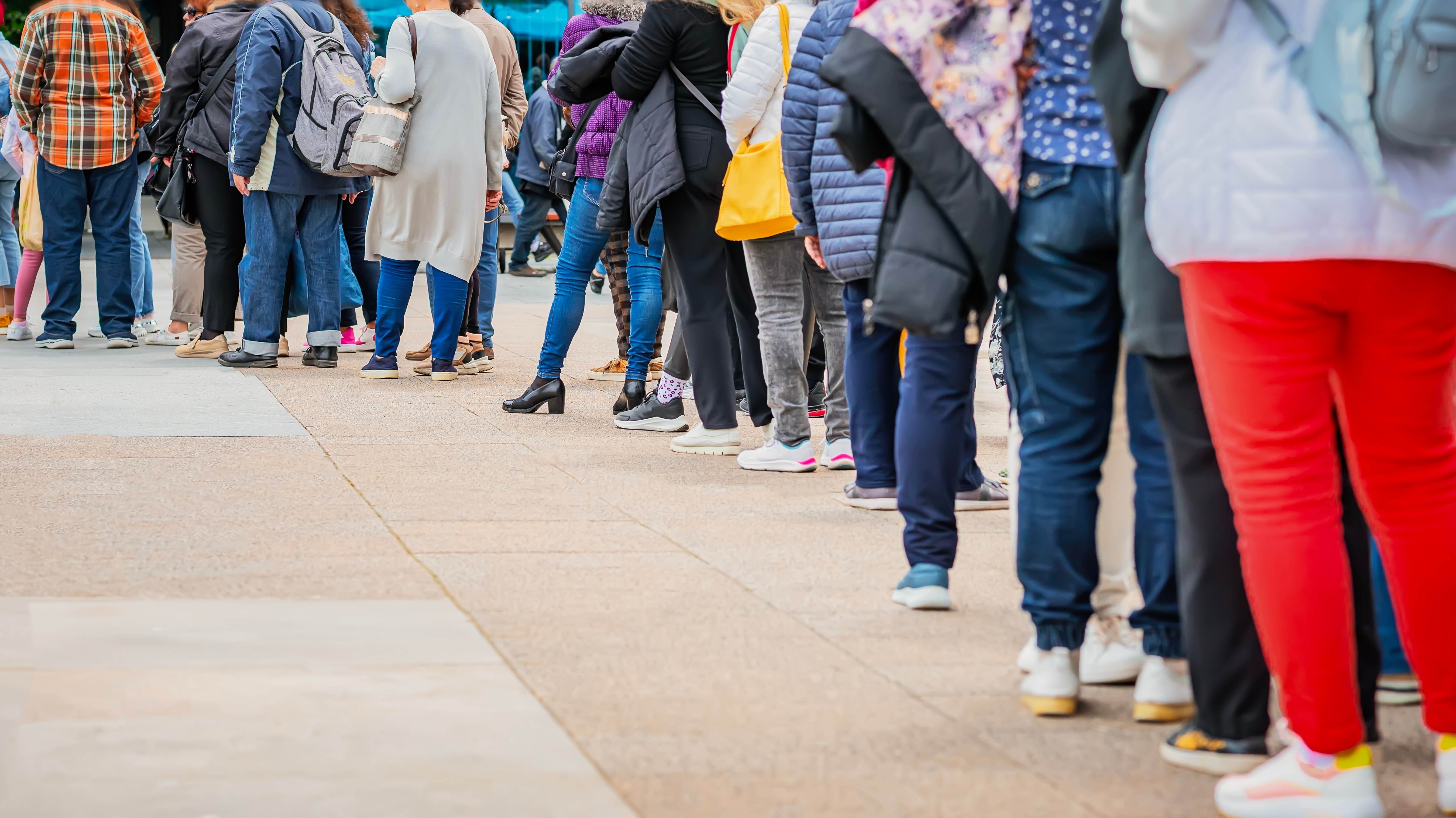 Stoję w kolejce do butelkomatu. Zapomniałem, jak wygląda moja rodzina