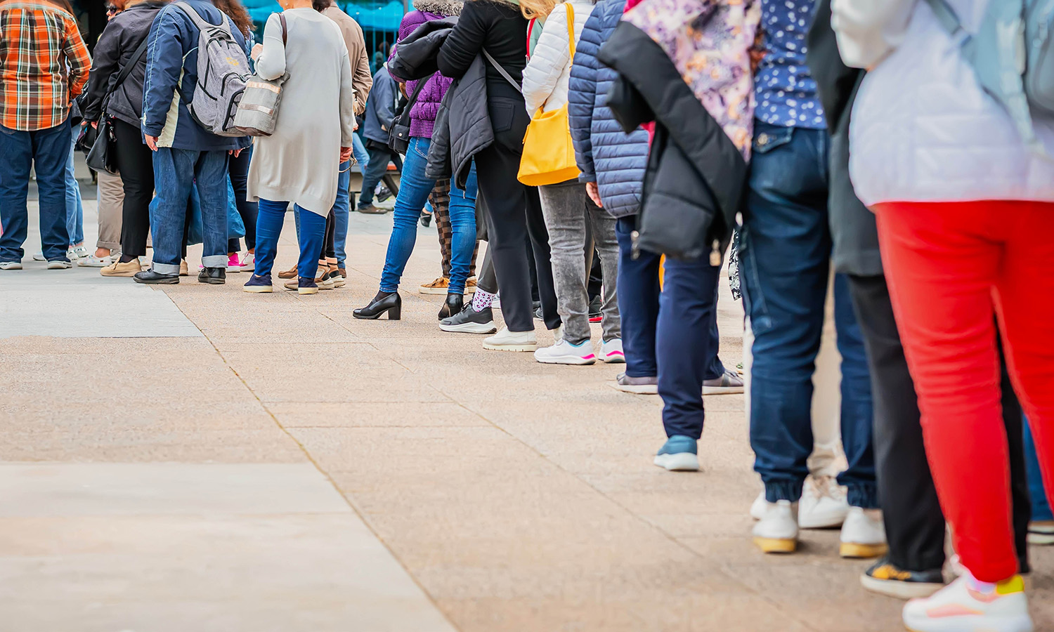Stoję w kolejce do butelkomatu. Zapomniałem, jak wygląda moja rodzina
