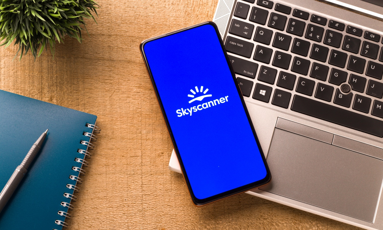 Skyscanner wchodzi do ChatGPT i błyskawicznie wyszukuje tanie loty