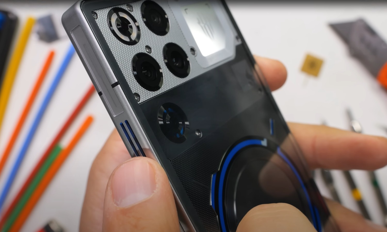 Znany producent telefonów przyłapany na oszustwie. Dyskwalifikacja