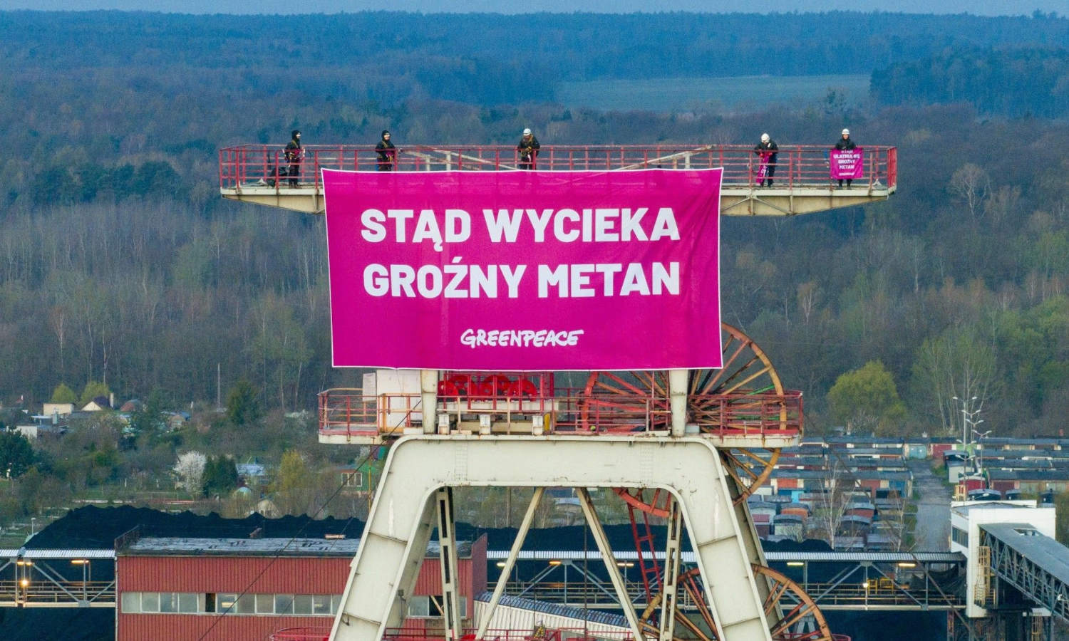 Aktywiści Greenpeace przypięli się do kopalni Szczygłowice. Spółka liczy straty