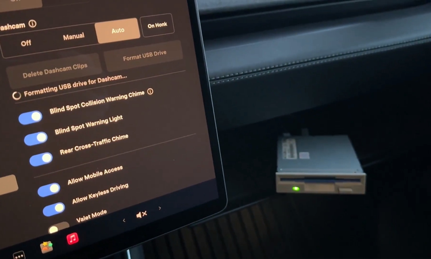 Stara dyskietka kontra nowoczesna Tesla. Wynik tego starcia zaskakuje