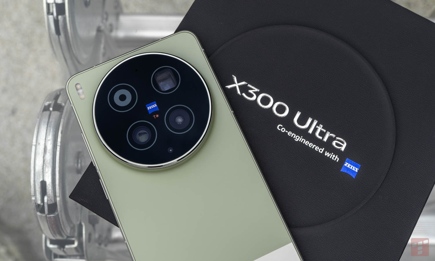 Test Vivo X300 Ultra. Fotograficzny potwór z funkcją telefonu