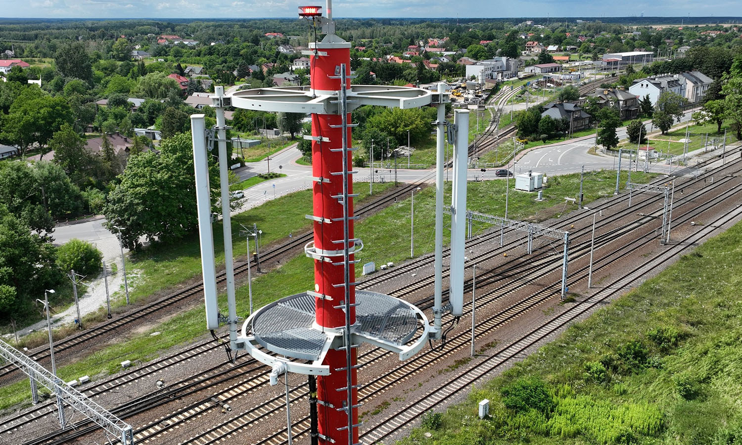 Ostatni maszt na CMK już stoi. Pociągi pojadą 250 km/h