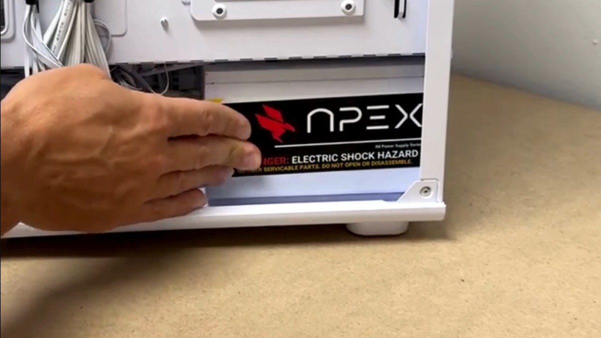 Ponad 18 tysięcy zasilaczy wycofanych z rynku. Poszło o naklejkę