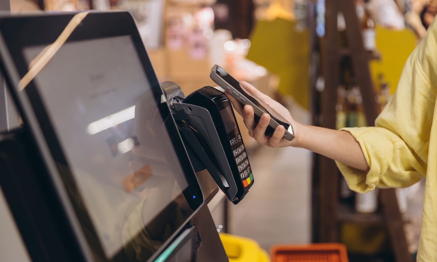 Polacy wybrali. Mniej gotówki, więcej telefonów