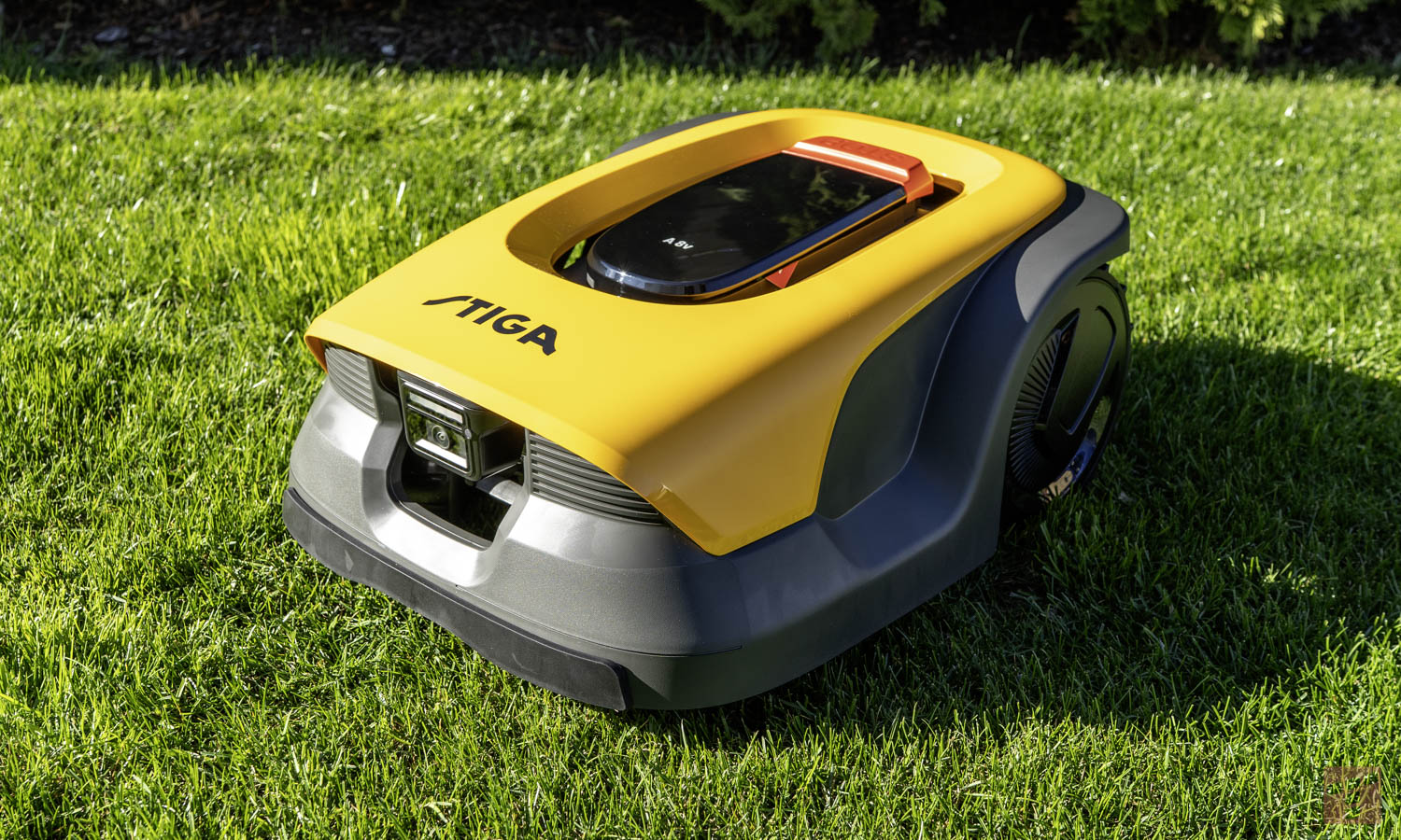 Robot koszący STIGA A 8v działa bez kabli. Sprawdziłem go w ogrodzie