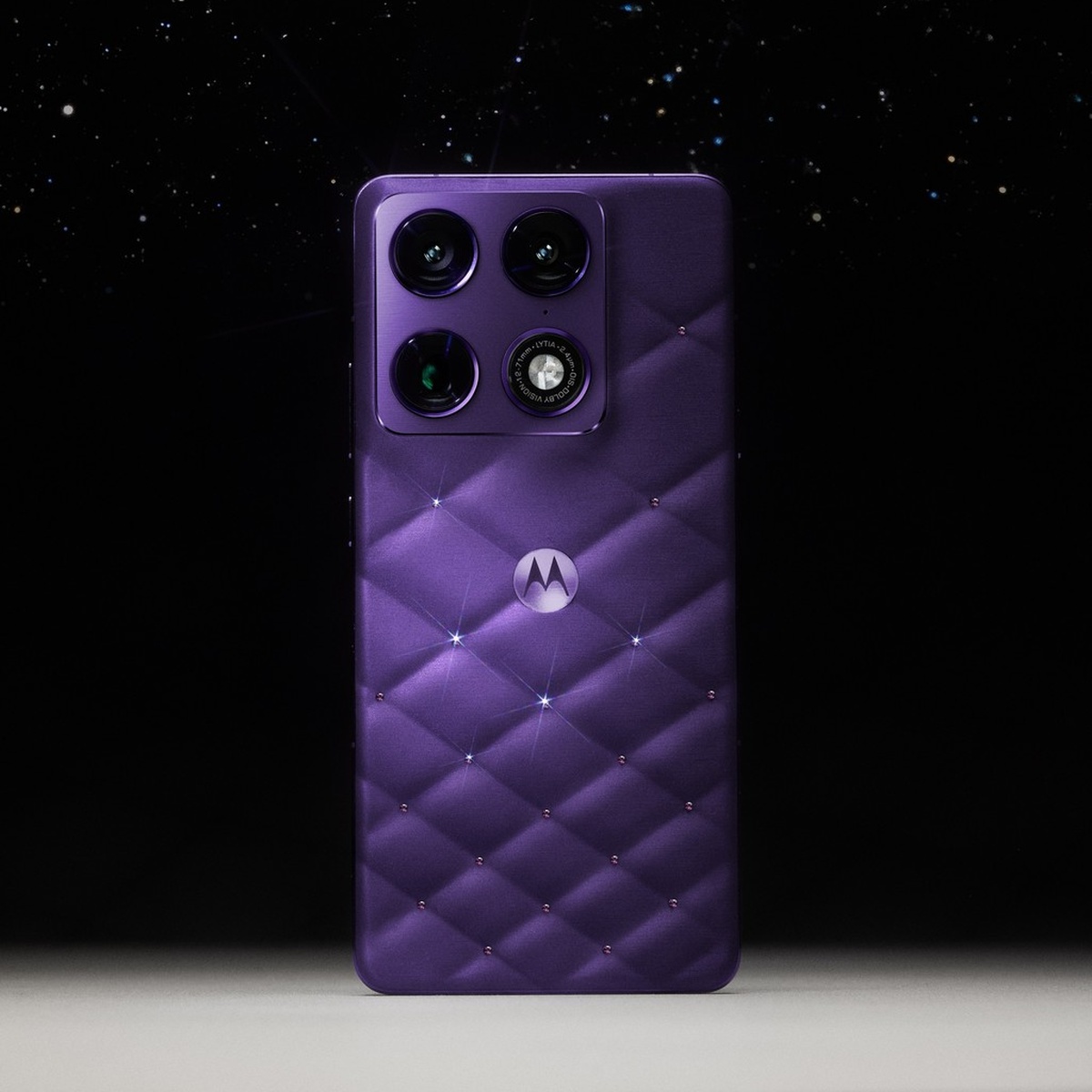 Motorola rzuca wyzwanie biżuterii. Ten telefon ma kryształy Swarovski