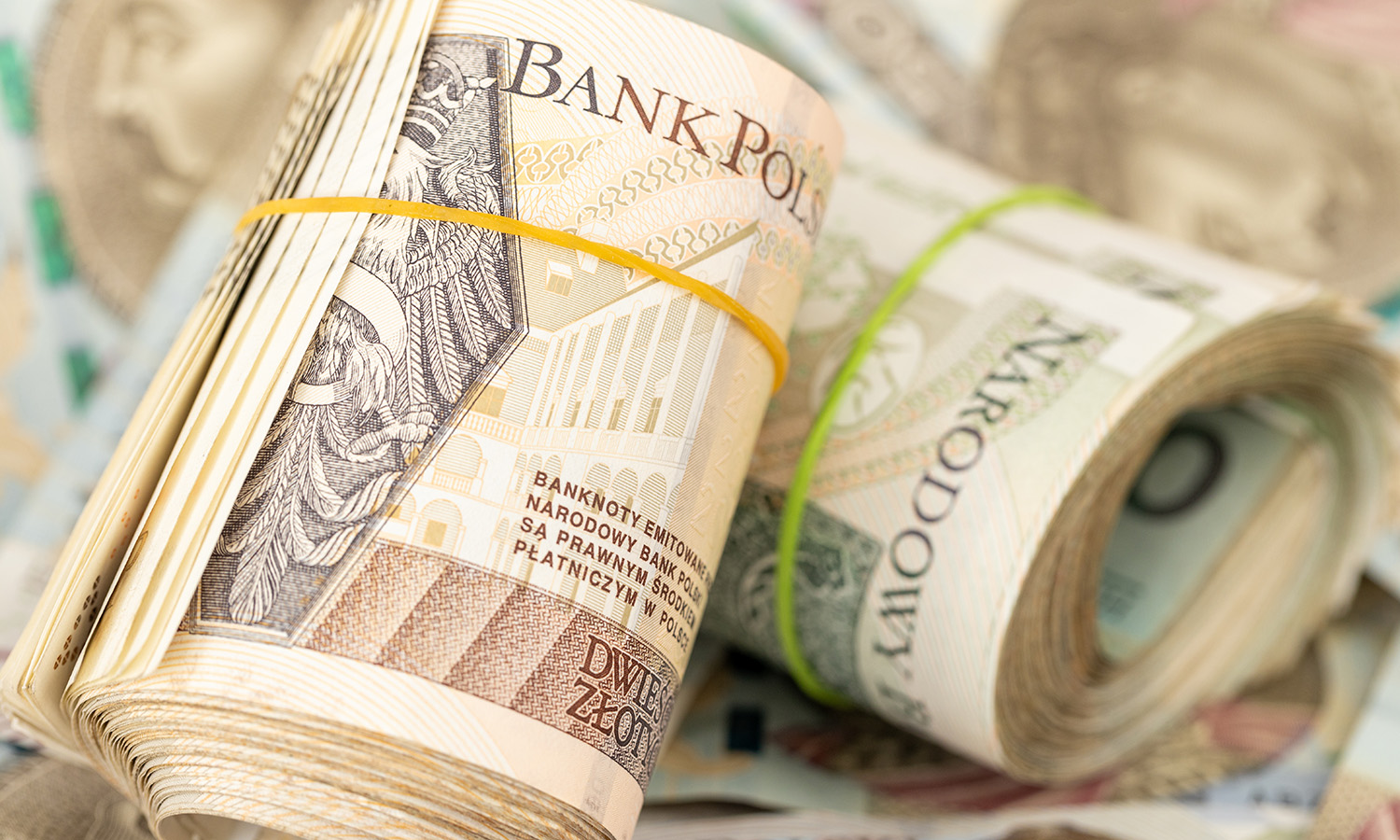 Polacy wypłacają gotówkę. Mają dość cyfrowej namiastki