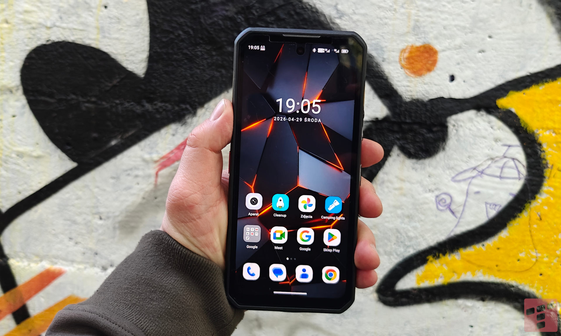 Oukitel WP300: pancerniak, smartwatch i czołówka w jednym (test)