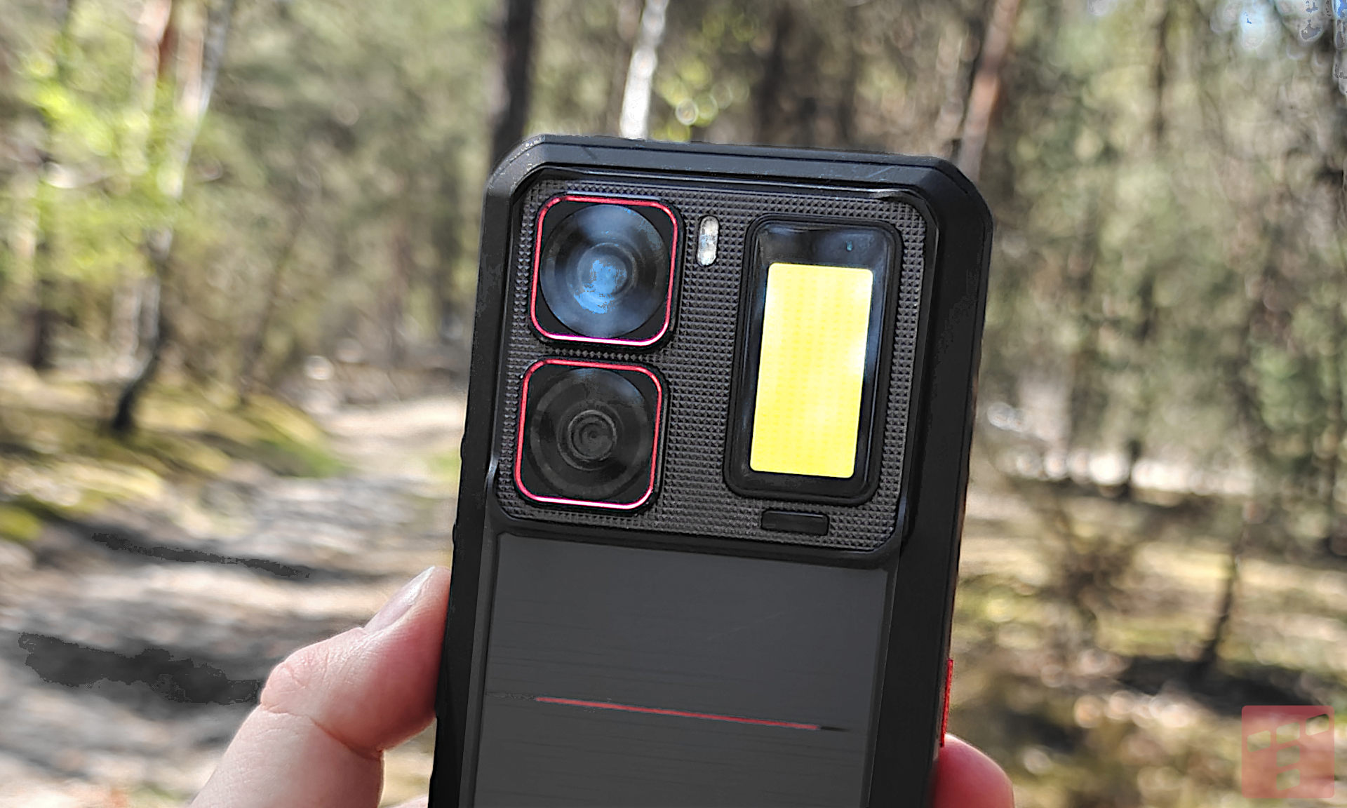 Czy modułowy pancerniak ma sens? Sprawdzam Oukitel WP300 (test)