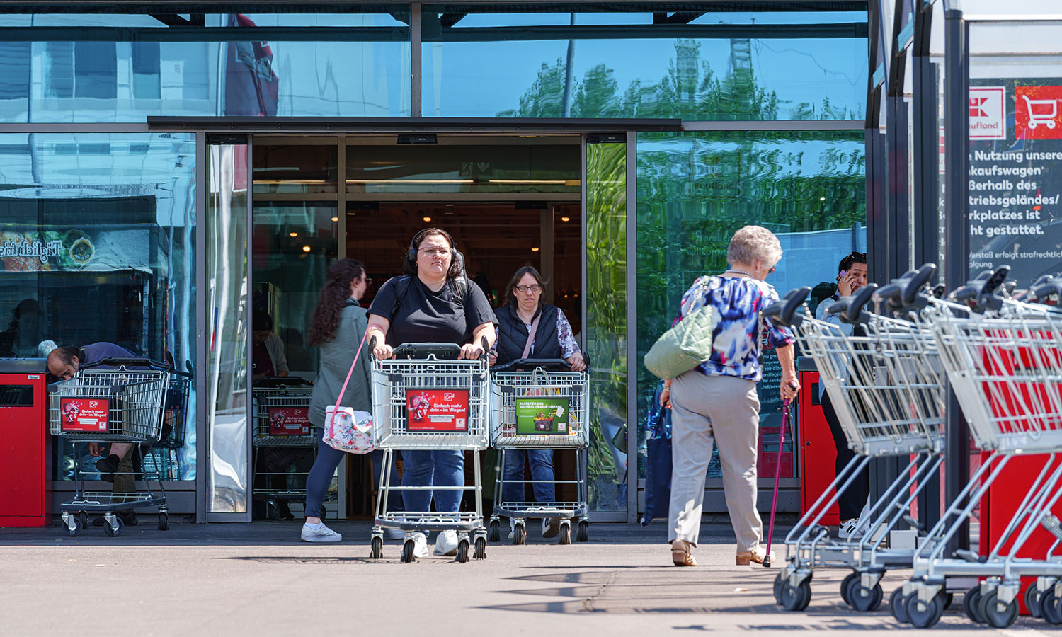 Nie tylko autobusy i tramwaje. Kaufland też będzie montował w sklepach