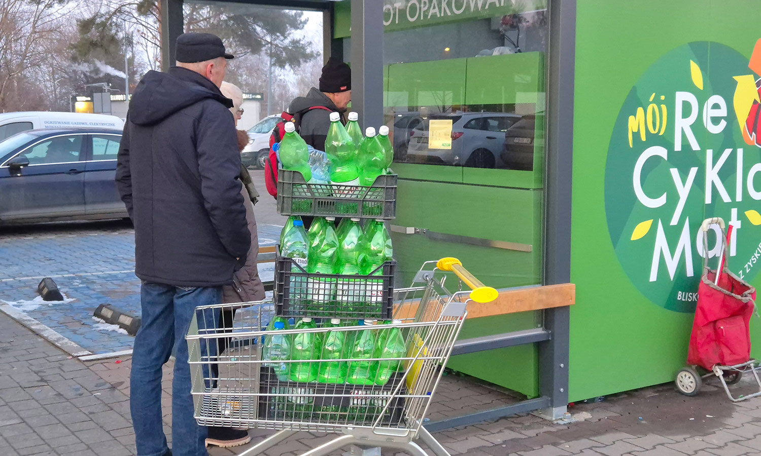 Koniec z dźwiganiem butelek i puszek. Zabiorą je spod naszych drzwi