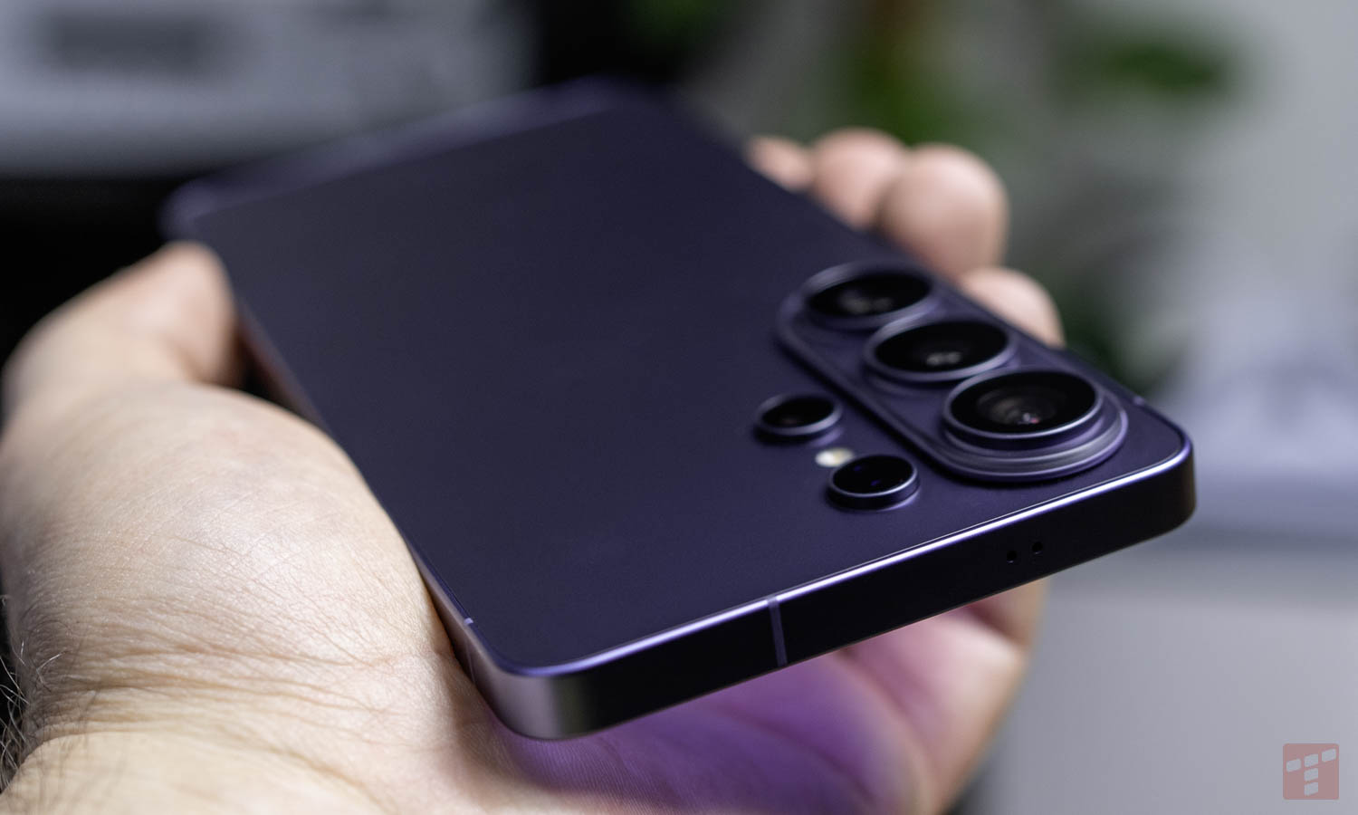 Galaxy S26 sprzedaje się świetnie. Pojawił się jednak problem