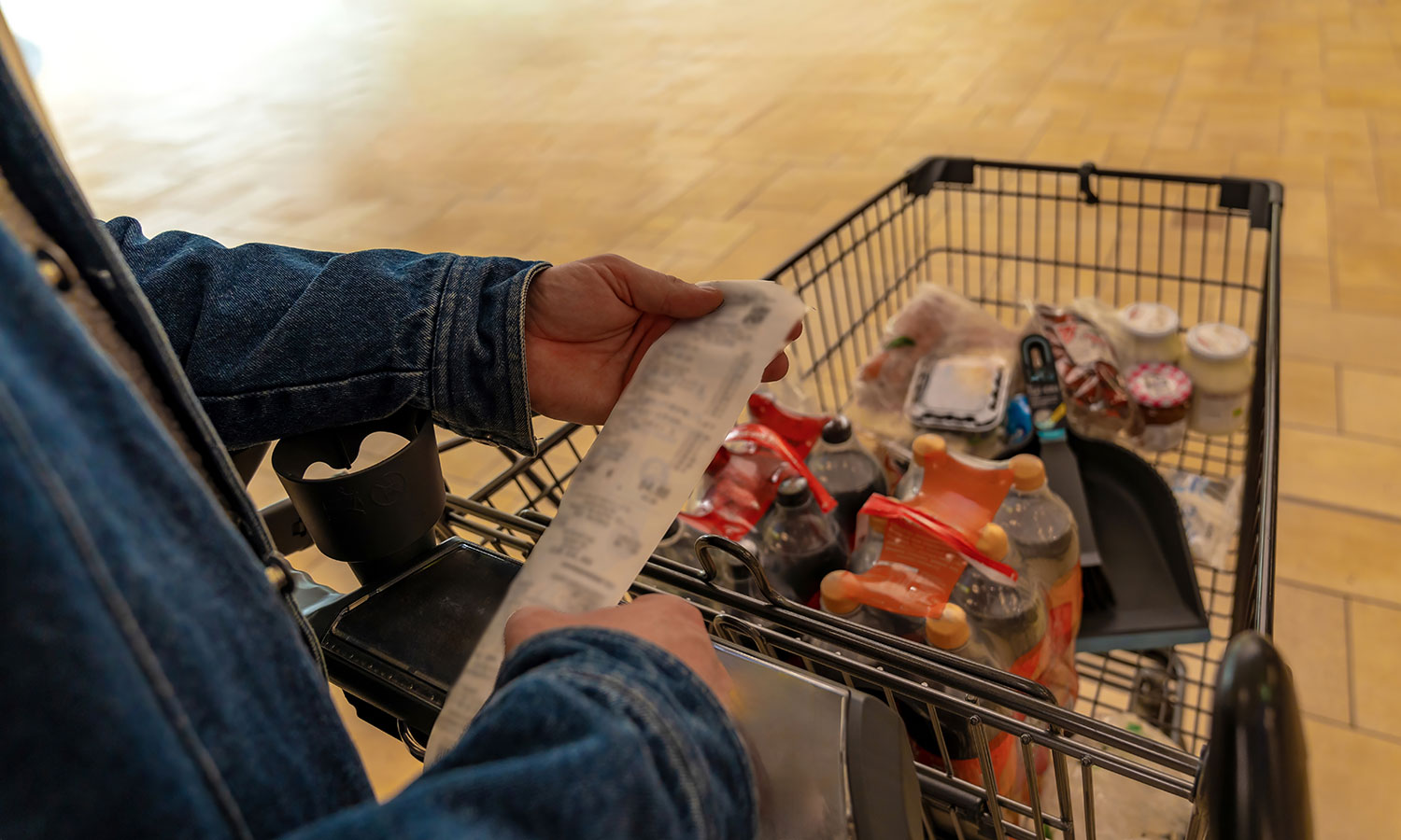 Nowy system przy wózkach w marketach. Niektórzy klienci oburzeni