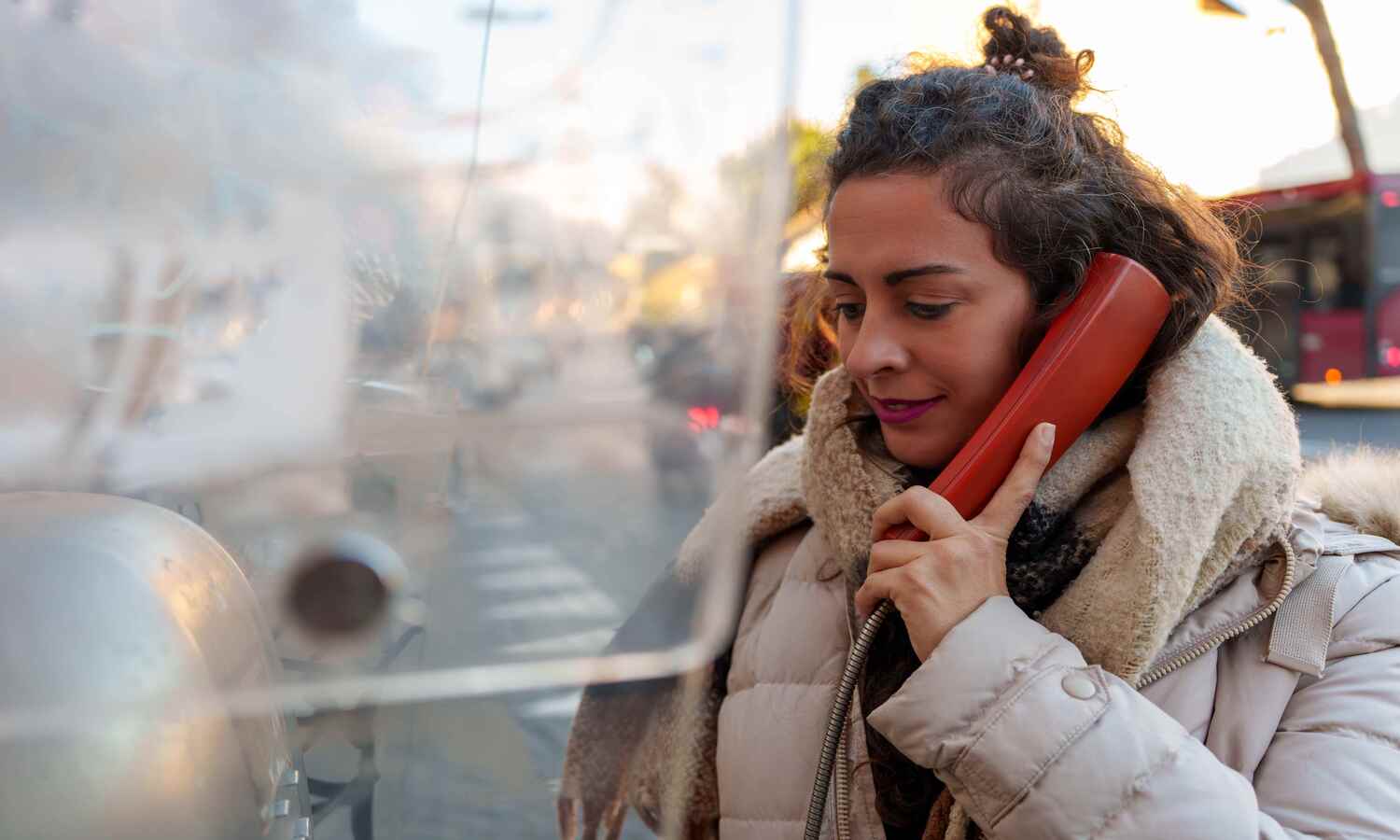W polskim mieście przez cały czas używa się automatów telefonicznych na monety. Oto powód