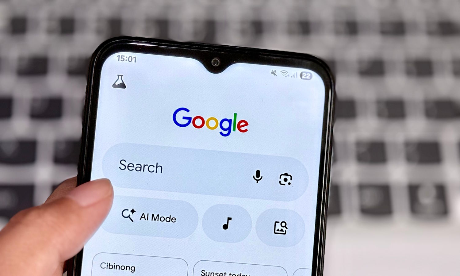 To jedno słowo psuje wyniki wyszukiwania Google. Sprawdź sam