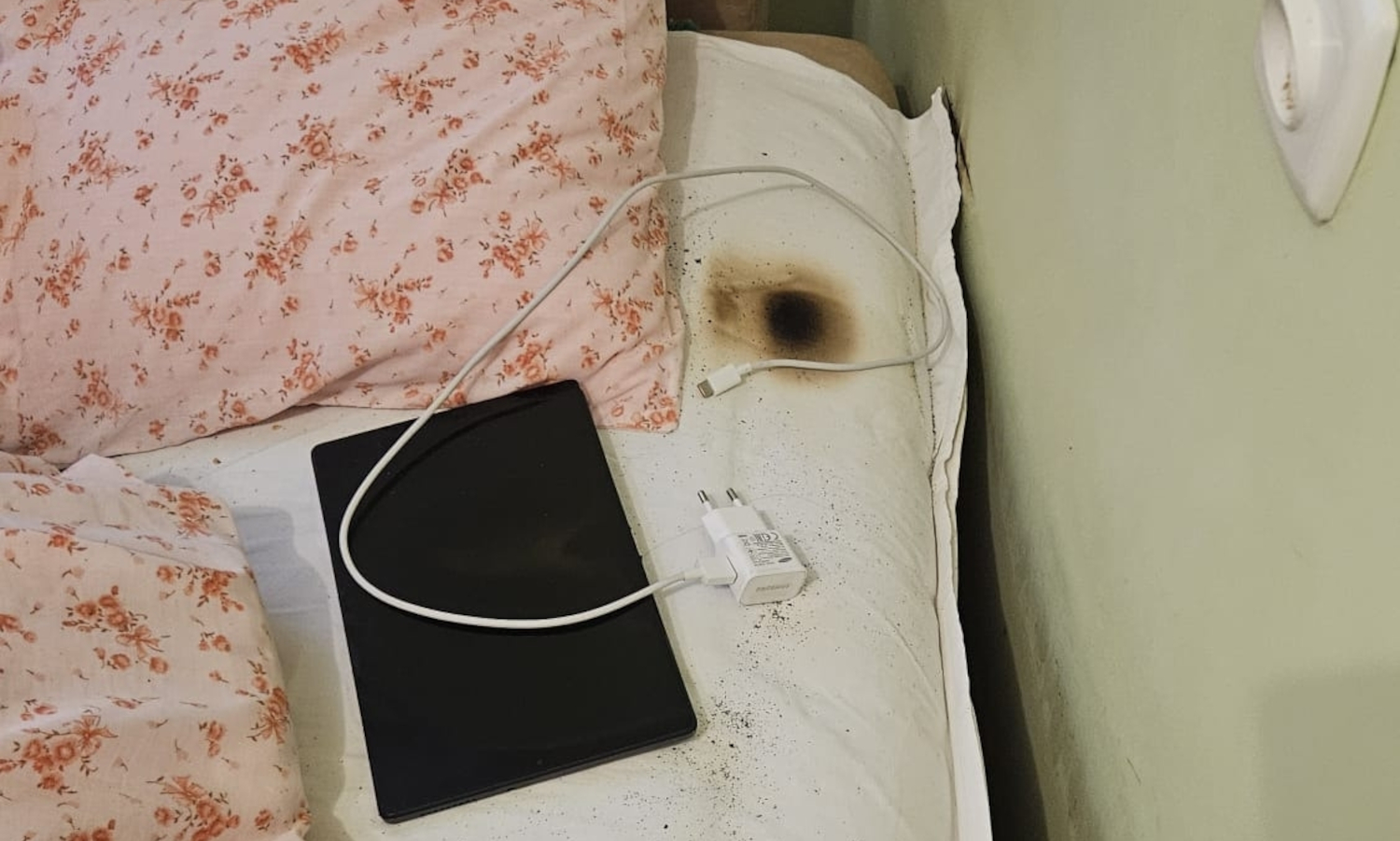 Piła: Zostawili tablet na łóżku. Ten zajął się ogniem