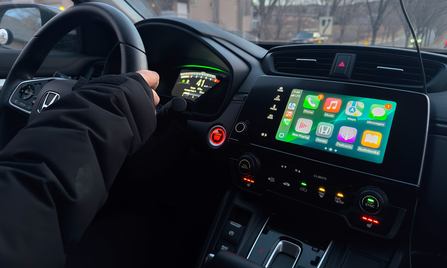 YouTube Music uceglony w Apple CarPlay. Nieużywalne