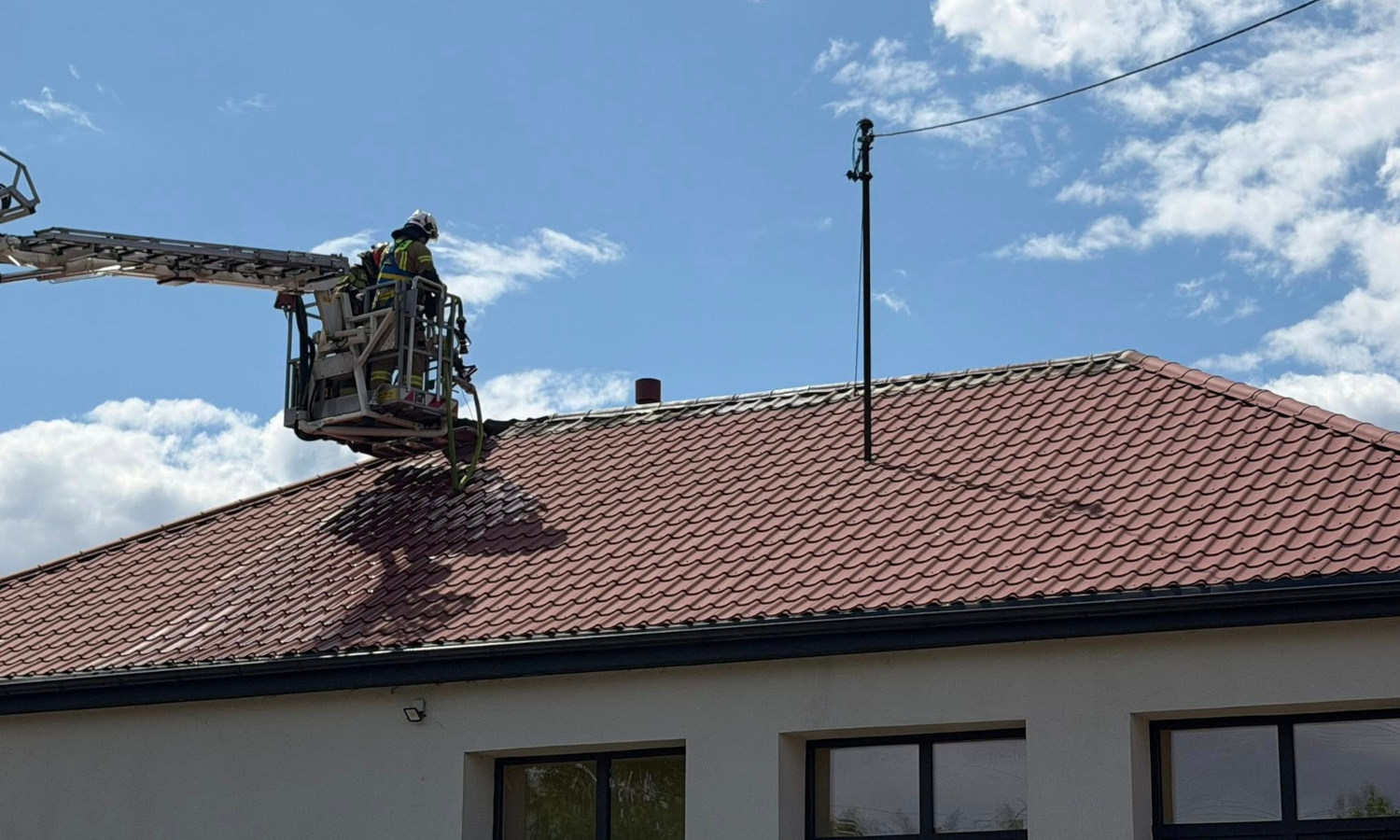 Pożar szkoły w Kruszewie. Policja wskazuje na fotowoltaikę