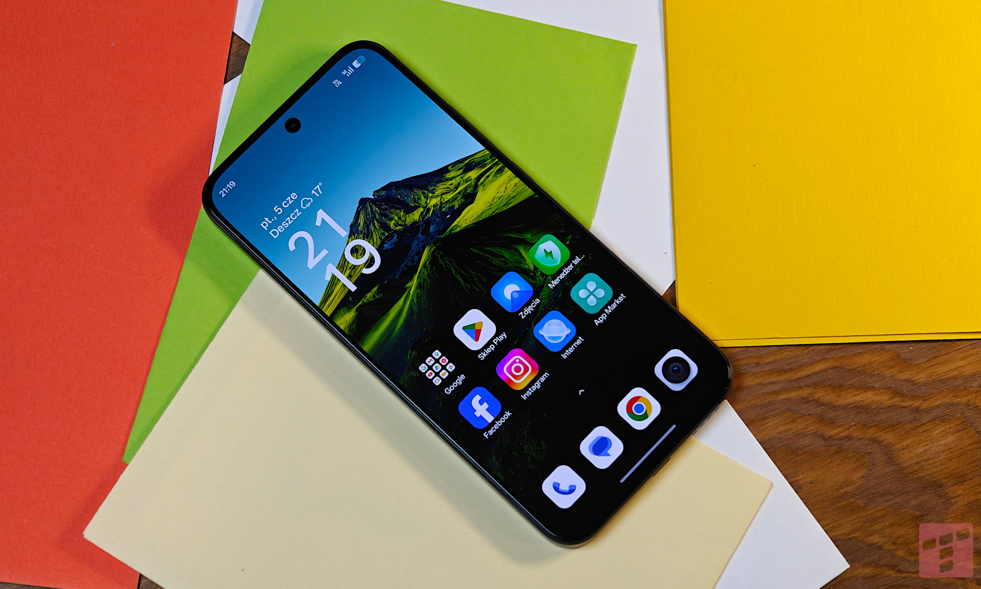 Bieda-Pixel z lusterkiem do selfie. Test Realme 16 5G