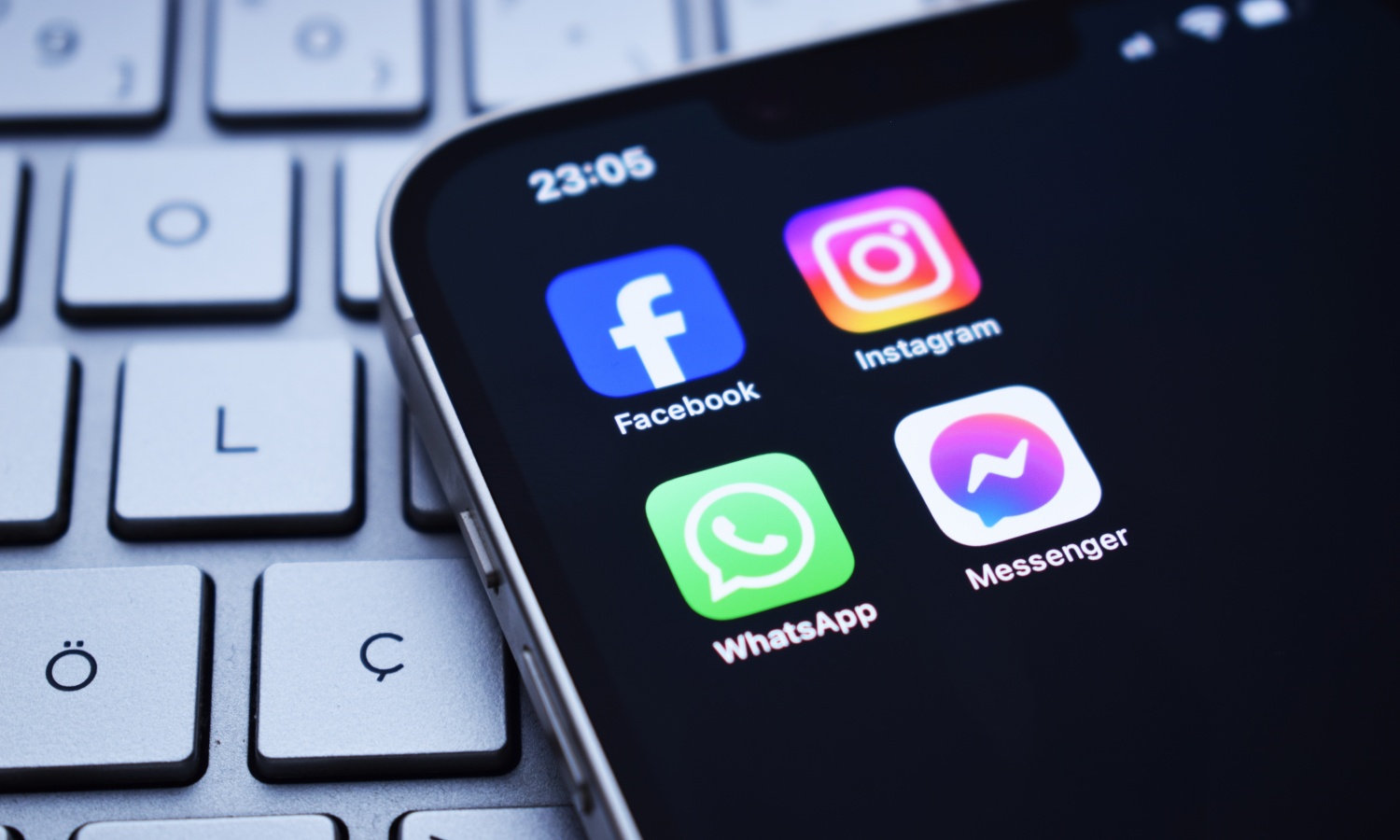 Wielki pad Mety. Miliony Polaków bez Facebooka i Messengera