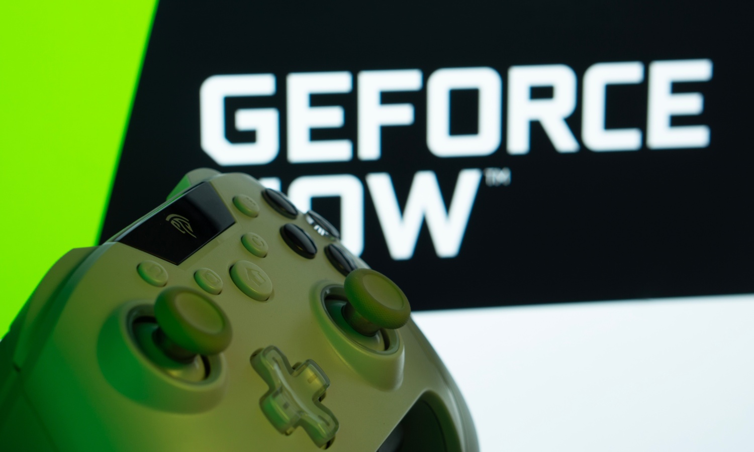 Koniec z drogim sprzętem do gier. GeForce NOW ma promocję na lato