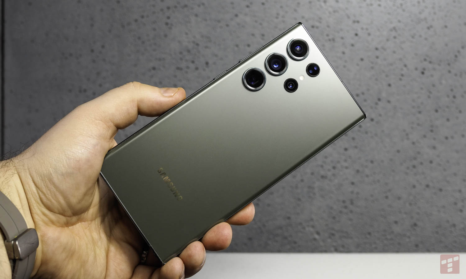 Galaxy S23 i problem po aktualizacji. Linie na ekranie