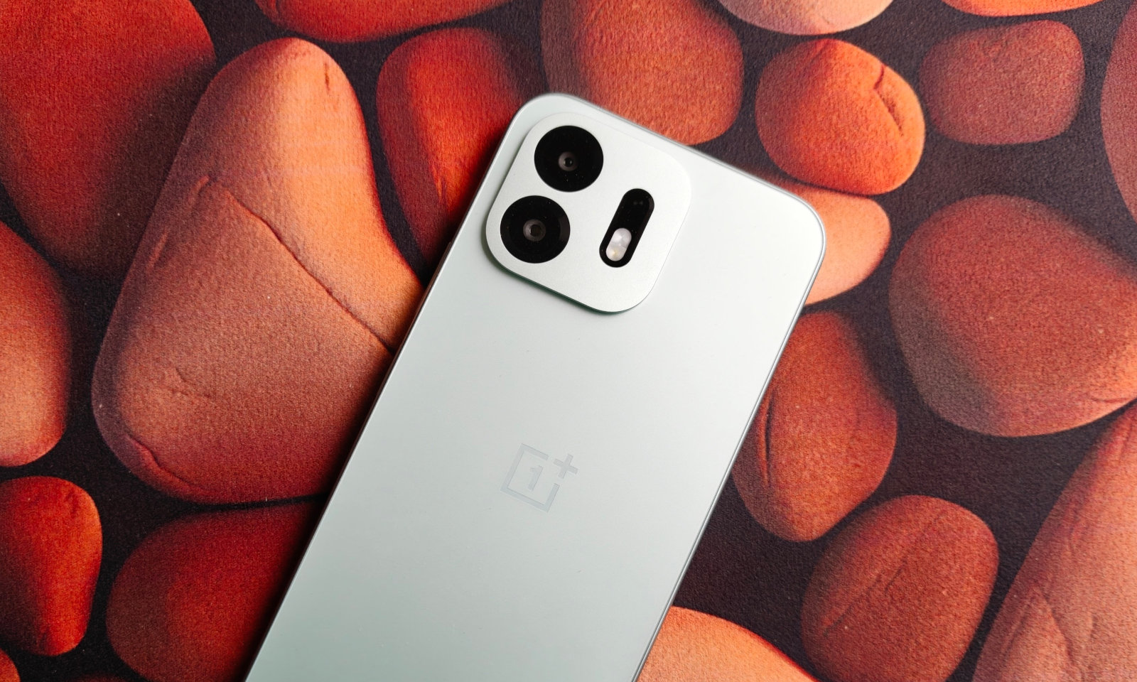 OnePlus N6 już jest. Ma gigantyczną baterię 8000 mAh i niezłą cenę