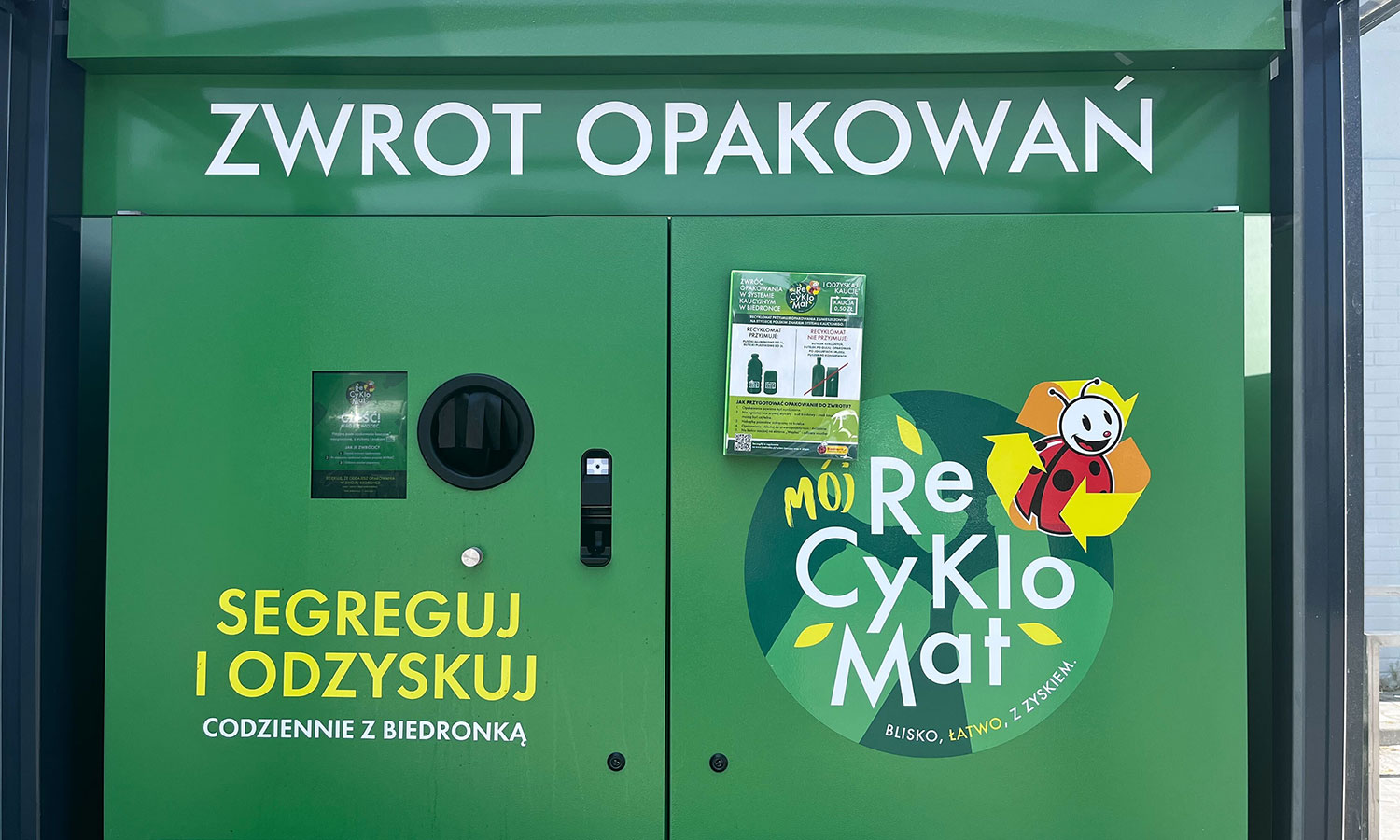 Oddawanie butelek sprzyja ważnej czynności. Sklepy się cieszą