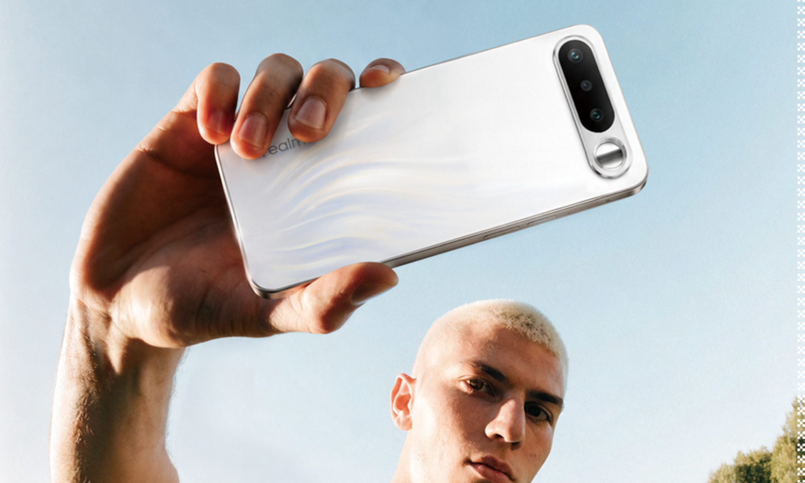 Realme zaprasza kibiców. Można zgarnąć telefon i słuchawki