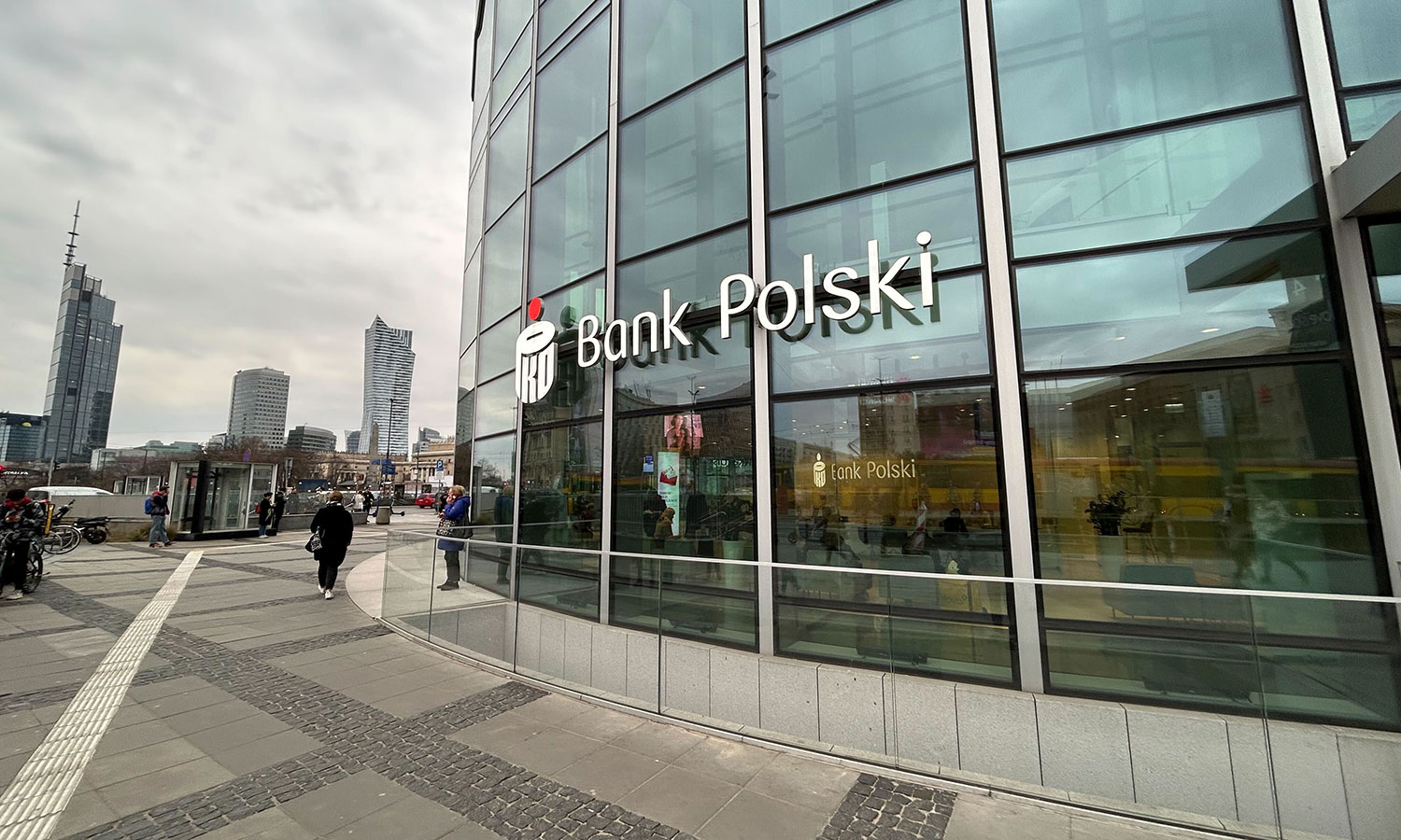 PKO BP kusi klientów i to sprytnie. Darmowe konto i bonus do 600 zł
