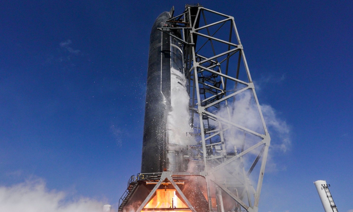 Koniec eksperymentów SpaceX? Starship wyniesie nową generację Starlinków
