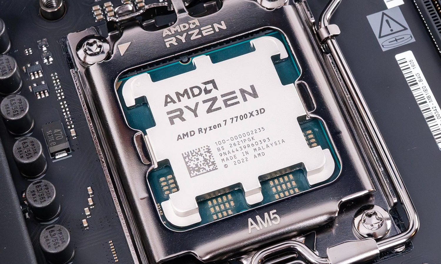 AMD Ryzen 7 7700X3D debiutuje. Jest wolniej, ale za to... drożej