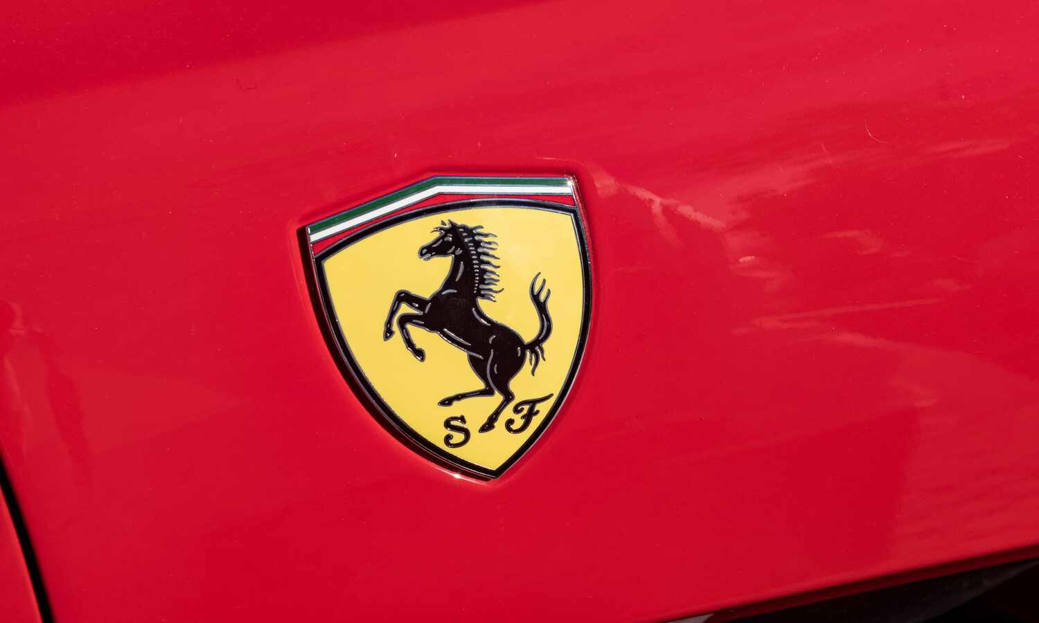 Ferrari miało upaść przez elektryka. A ten świetnie się sprzedaje