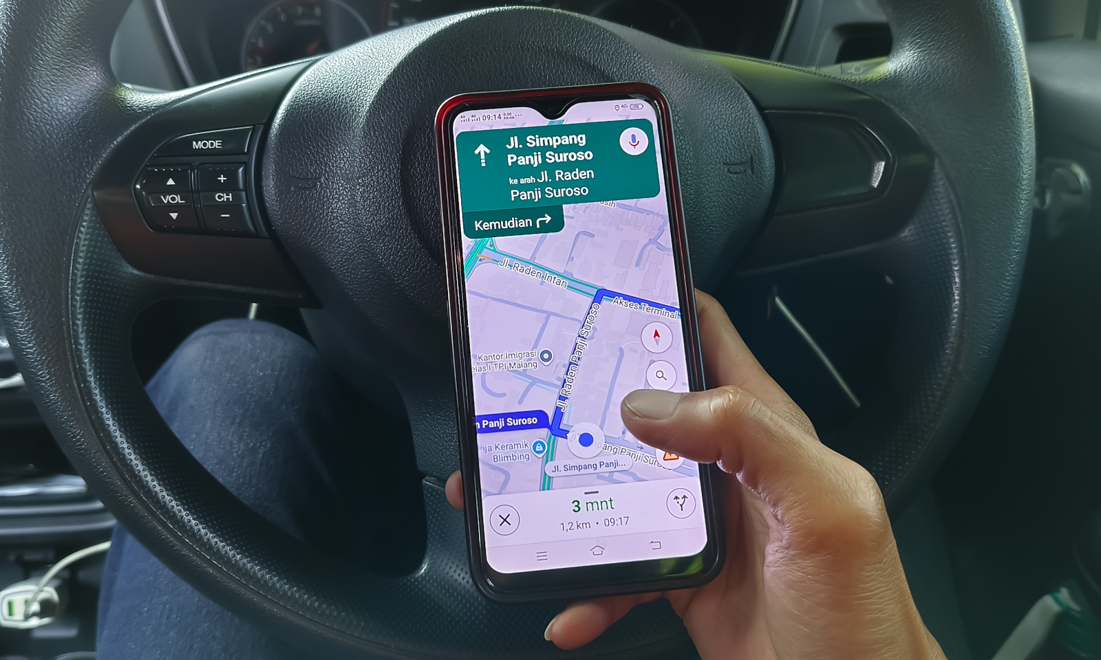 Gemini wtrąca się do prywatnych rozmów kierowców. Dziwny błąd w Mapach Google