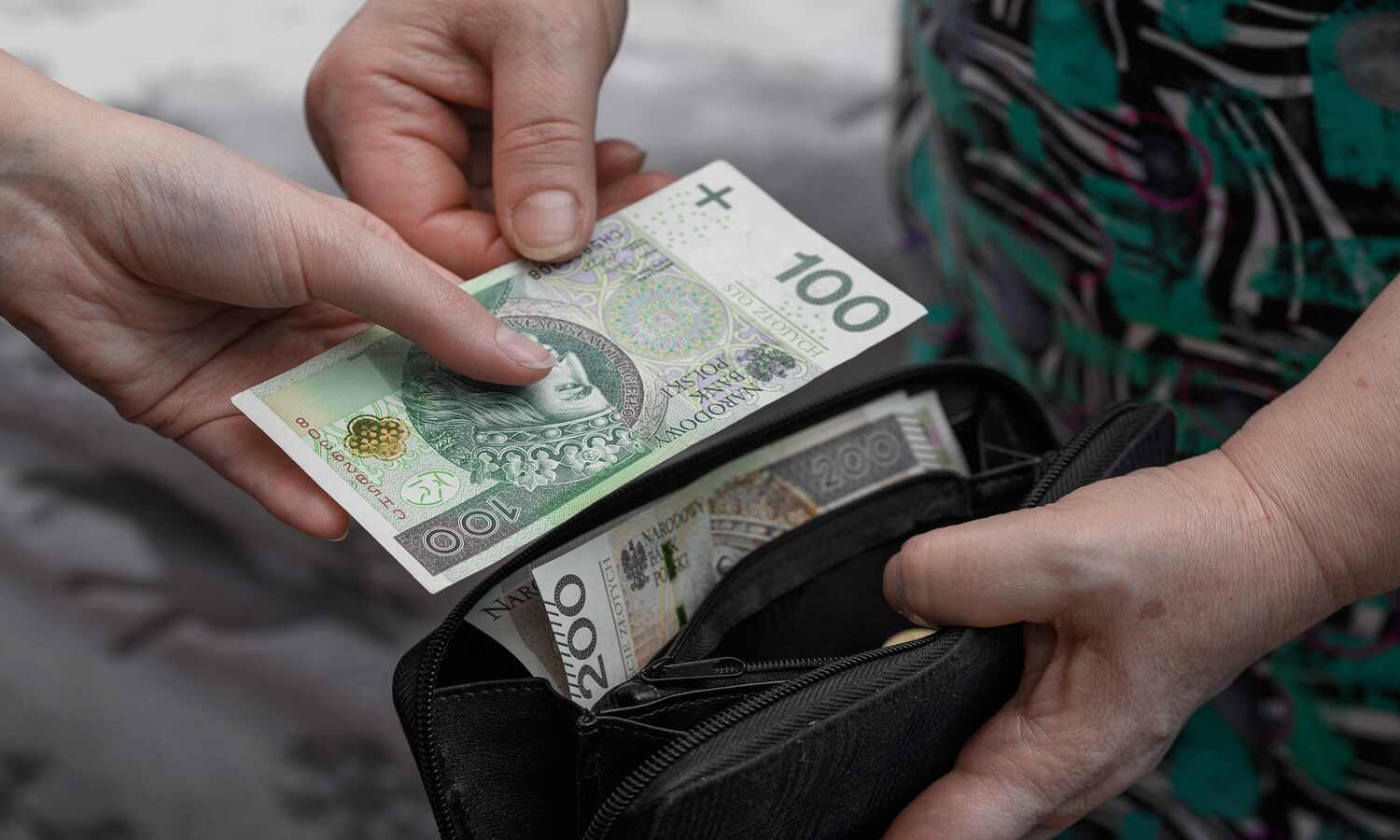 Polacy trzymają w gotówce fortunę. Z tego powodu gromadzą pieniądze