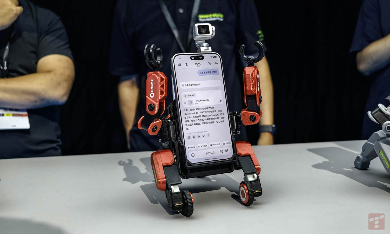 Honor stworzył smartfon-robota. Kamera sama pilnuje kadru