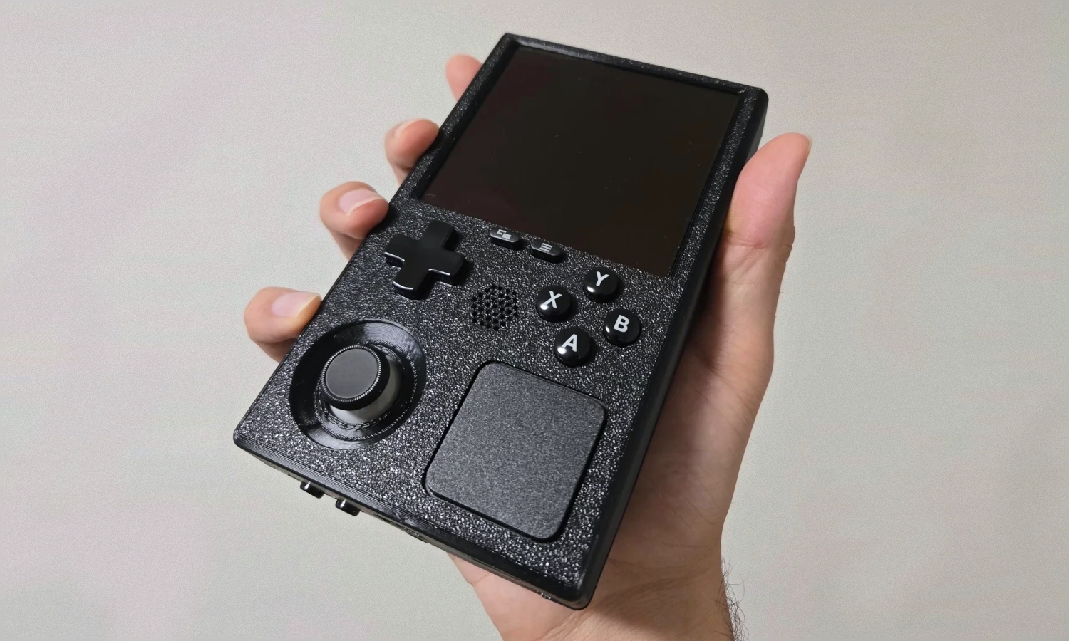 Wygląda jak Game Boy i mieści się w kieszeni, ale odpala gry z PC