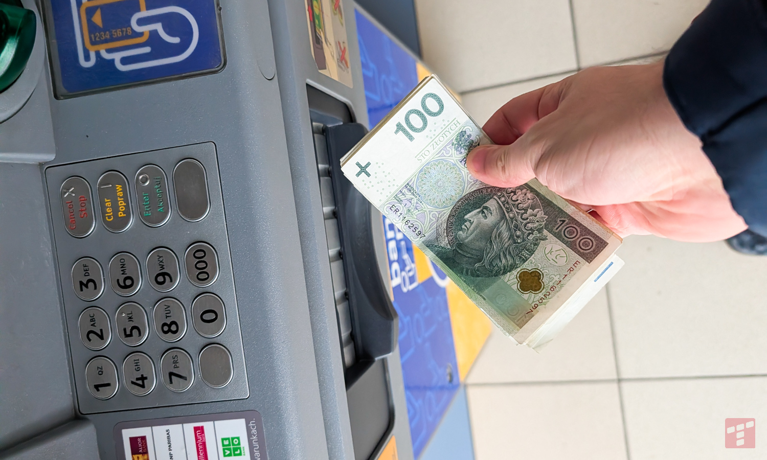 Nie zabrała pieniędzy z bankomatu. Interweniowali policjanci