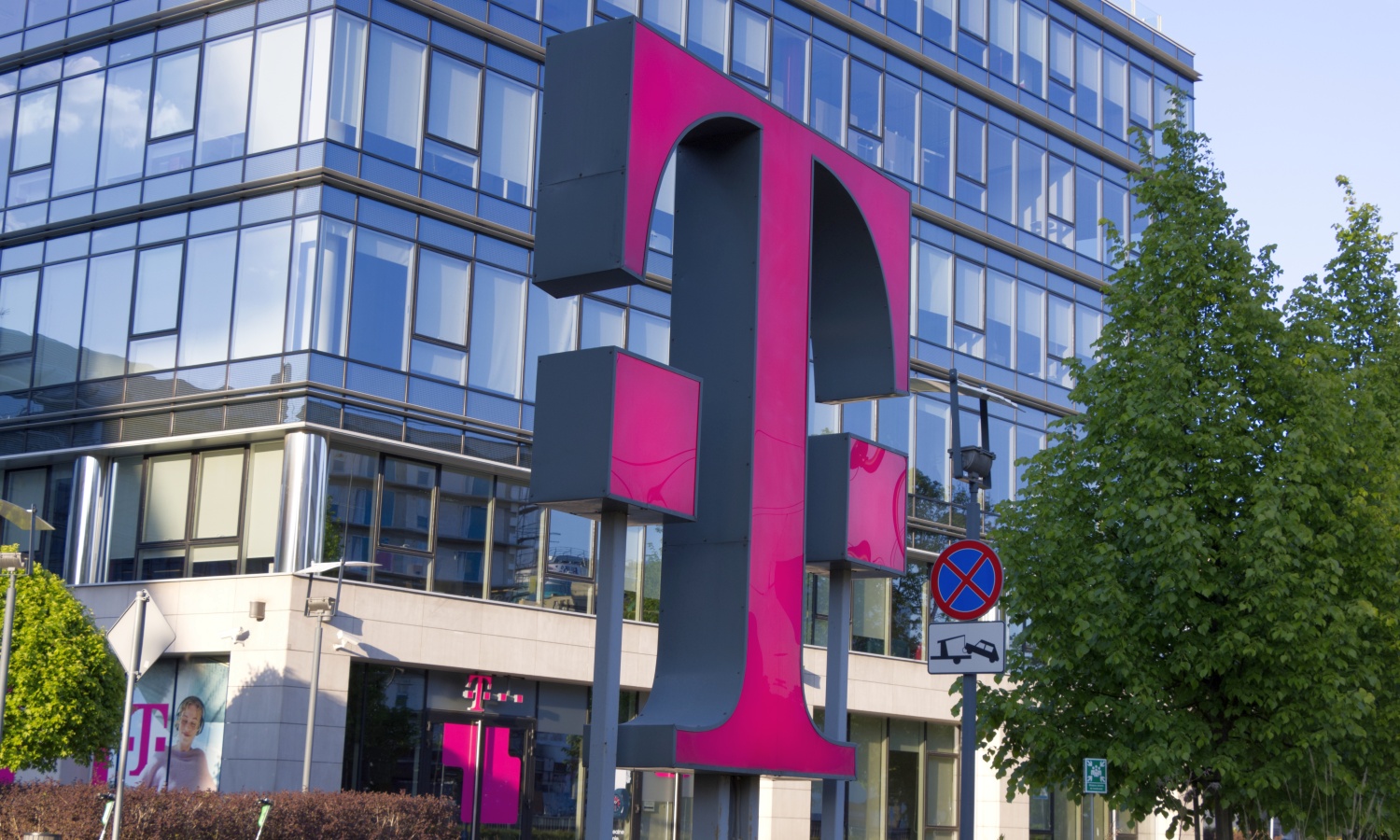 Właściciel T-Mobile wyciągnął 1 mld euro i przejmuje Fiberhost oraz INEA