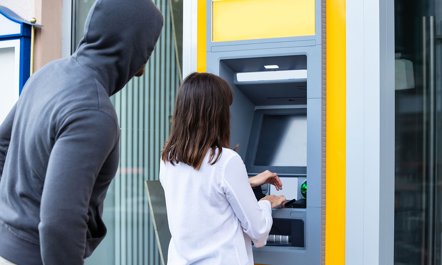Rząd KO bierze się za bankomaty. Polacy słono za to zapłacą
