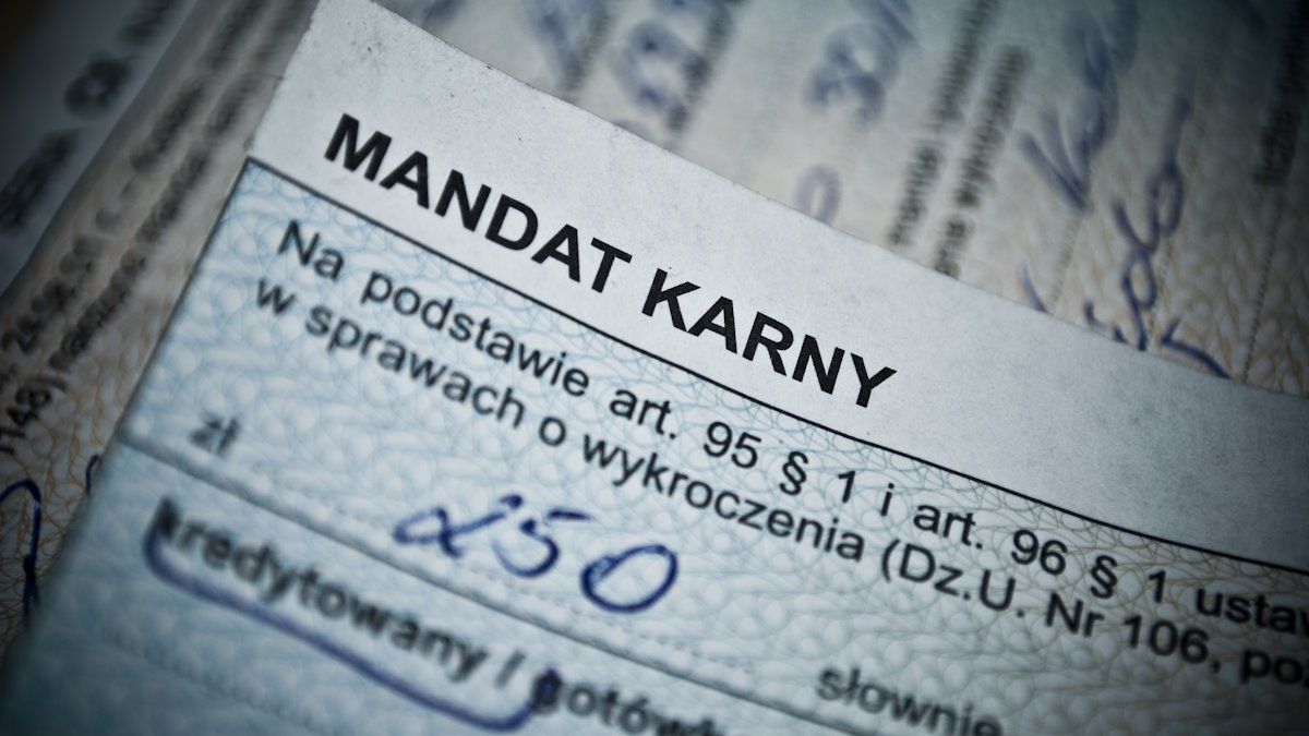 Aplikacja pułapka czyści Polakom konta, w tle mandaty