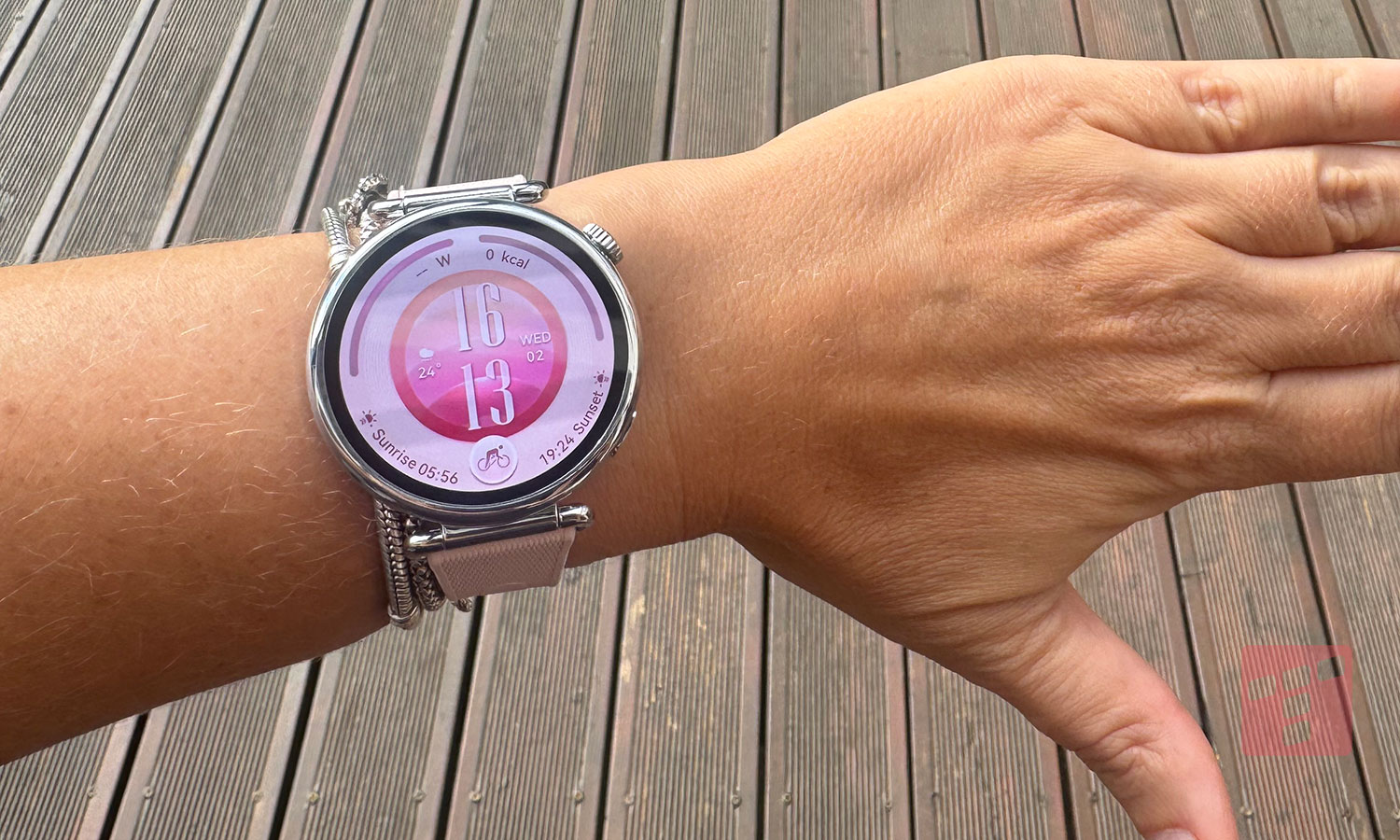 Smartwatch, który rzadko potrzebuje ładowarki. Cena też na plus