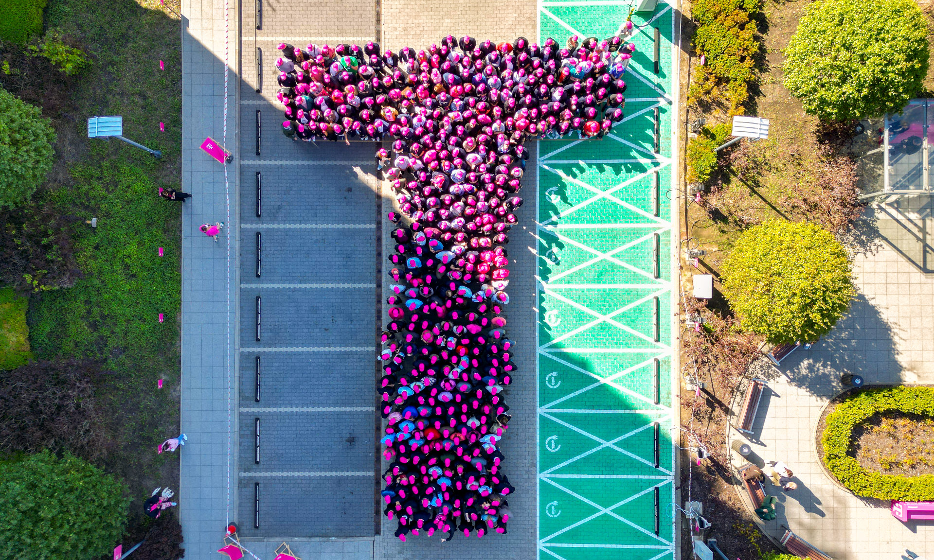 T-Mobile dalej świętuje. Operator ułożył wzór z pracowników